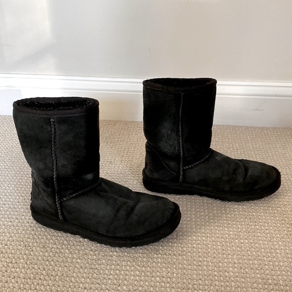Ugg Classic Short II Shearling Lined in Black Size 7 - Picture 3 of 11